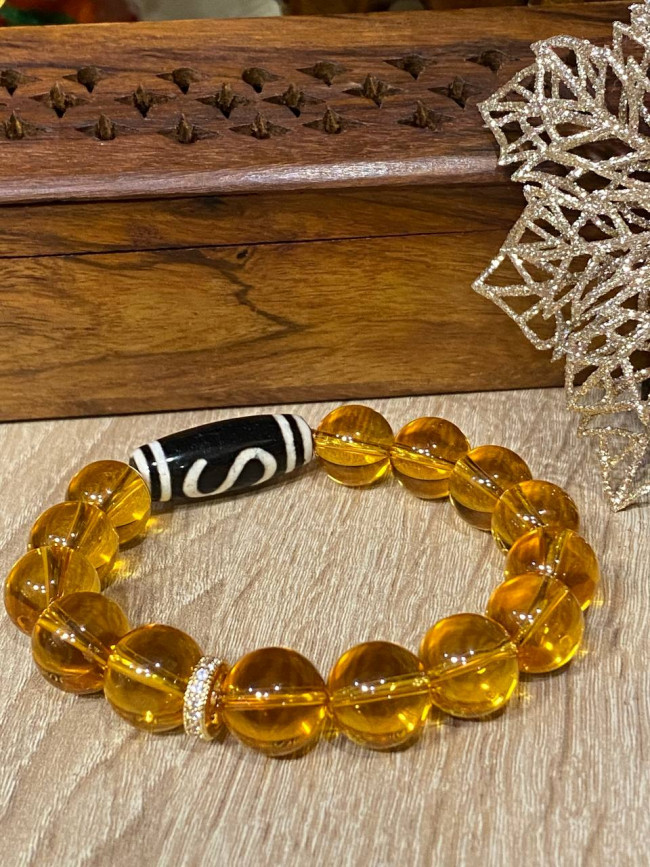 Бусина Дзи "Денежный крючок"  в браслете из цитрина Бусина Дзи "Денежный крючок"  в браслете из цитрина