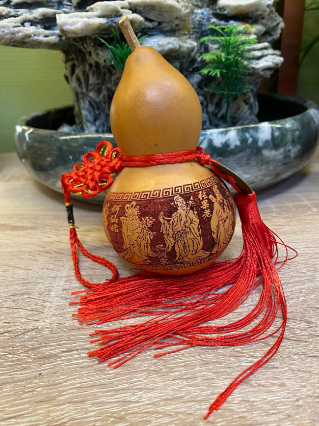 Подвеска "Тыква Ву Лу деревянная с 8-ю бессмертными, монетой и мистическим узлом" (13см) Подвеска "Тыква Ву Лу деревянная с 8-ю бессмертными, монетой и мистическим узлом" (13см)