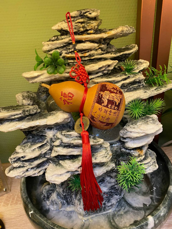 Подвеска "Тыква Ву Лу деревянная с 8-ю бессмертными, монетой и мистическим узлом" (13см) Подвеска "Тыква Ву Лу деревянная с 8-ю бессмертными, монетой и мистическим узлом" (13см)