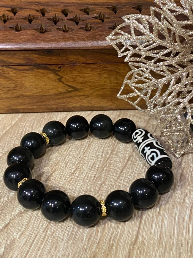 Бусина Дзи "8 нектарных сосудов изобилия и долголетия" в браслете из чёрного агата
