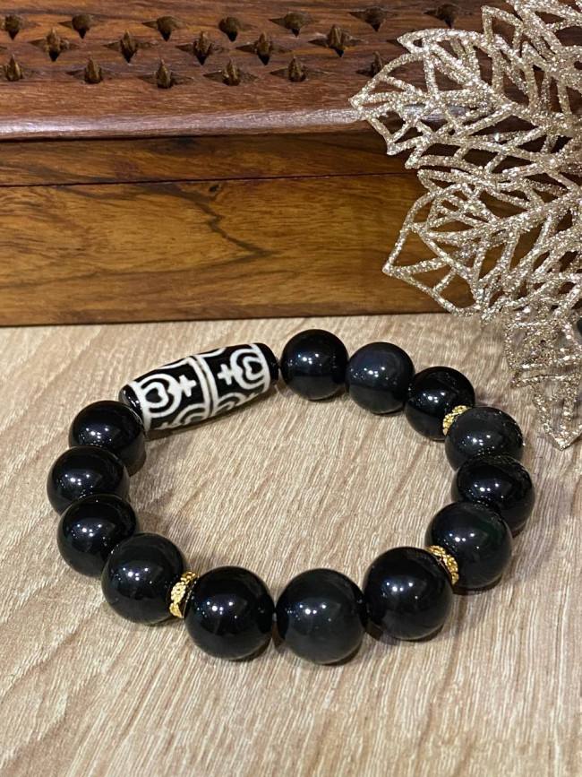 Бусина Дзи "8 нектарных сосудов изобилия и долголетия" в браслете из чёрного агата