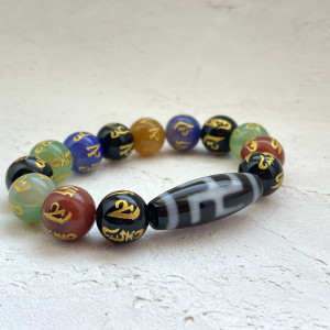 Бусина Дзи "Движение солнца" в браслете из агата микс гравированного мантрами Бусина Дзи "Движение солнца" в браслете из агата микс гравированного мантрами