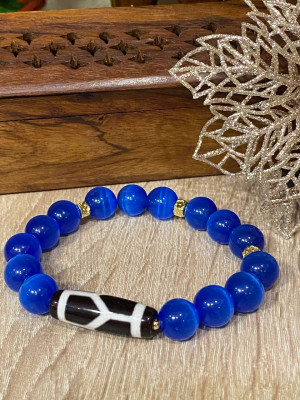 Бусина Дзи "Черепаха" в браслете из синего кошачьего глаза