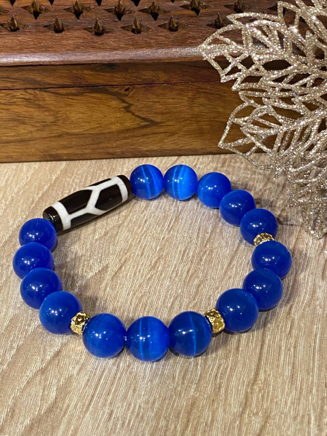 Бусина Дзи "Черепаха" в браслете из синего кошачьего глаза Бусина Дзи "Черепаха" в браслете из синего кошачьего глаза