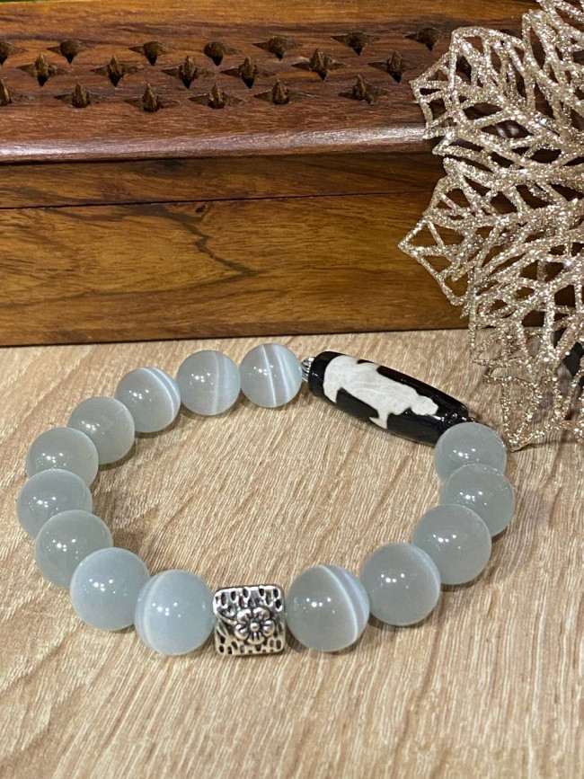 Бусина Дзи "Богиня Гуань Инь" в браслете из серого кошачьего глаза