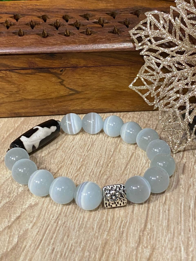 Бусина Дзи "Богиня Гуань Инь" в браслете из серого кошачьего глаза