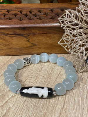 Бусина Дзи "Богиня Гуань Инь" в браслете из серого кошачьего глаза