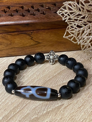 Бусина Дзи " Бог Богатства" в браслете из чёрного агата с мантрами и защитной ваджрой Бусина Дзи " Бог Богатства" в браслете из чёрного агата с мантрами и защитной ваджрой