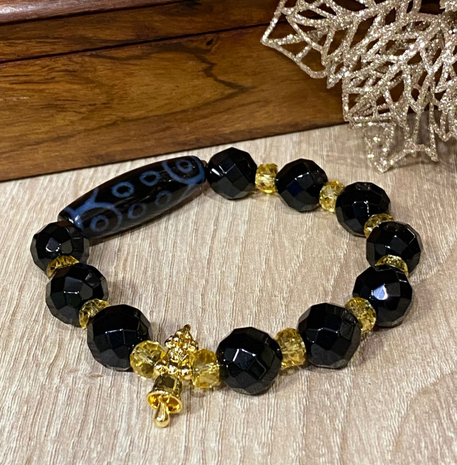 Бусина Дзи 18 глаз в браслете из цитрина и агата с защитным колокольчиком ваджра Бусина Дзи 18 глаз в браслете из цитрина и агата с защитным колокольчиком ваджра