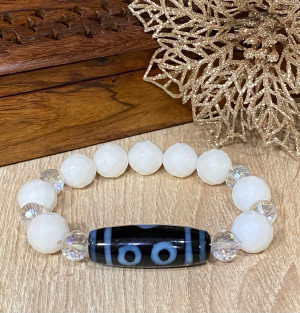 Бусина Дзи 2 глаза в браслете из белого агата и горного хрусталя