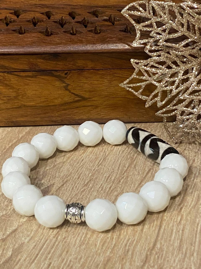 Бусина Дзи "Зубы тигра" в браслете из белого агата Бусина Дзи "Зубы тигра" в браслете из белого агата