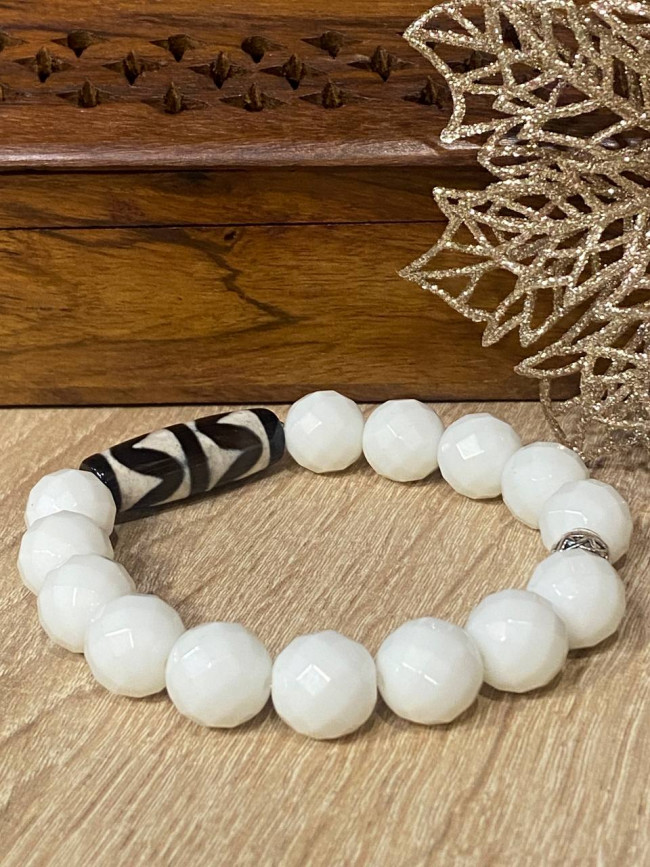 Бусина Дзи "Зубы тигра" в браслете из белого агата Бусина Дзи "Зубы тигра" в браслете из белого агата