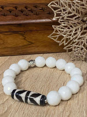 Бусина Дзи "Зубы тигра" в браслете из белого агата