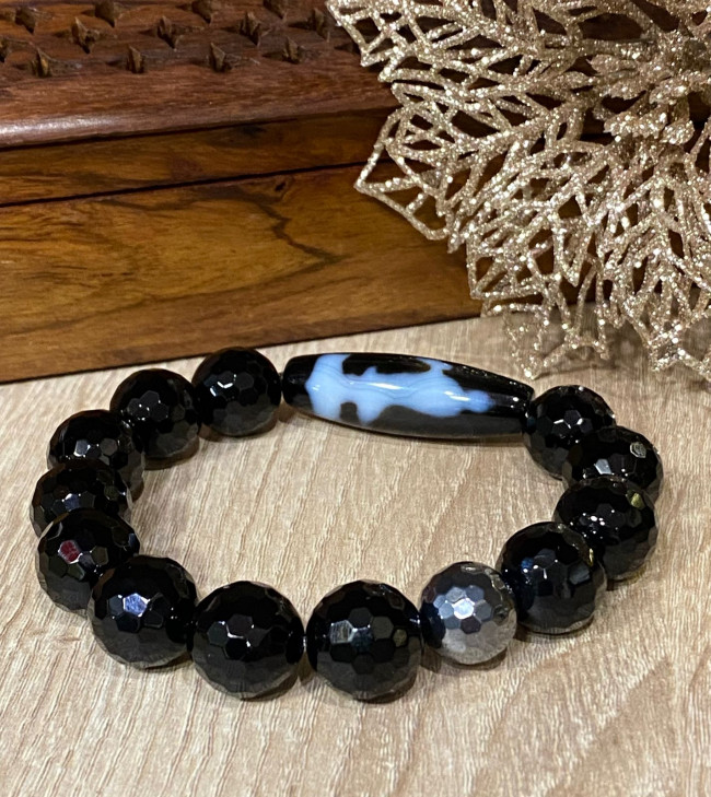 Бусина Дзи "Богиня Гуань Инь" в браслете из граненого агата и гематита