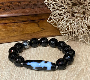 Бусина Дзи "Богиня Гуань Инь" в браслете из граненого агата и гематита