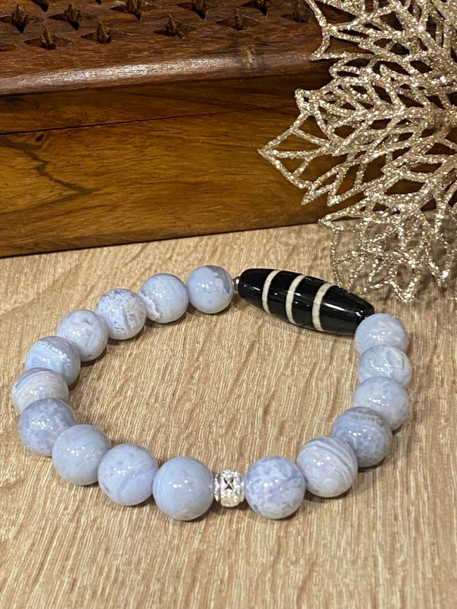 Бусина Дзи "Лёгкая жизнь " в браслете из голубого агата Бусина Дзи "Лёгкая жизнь " в браслете из голубого агата