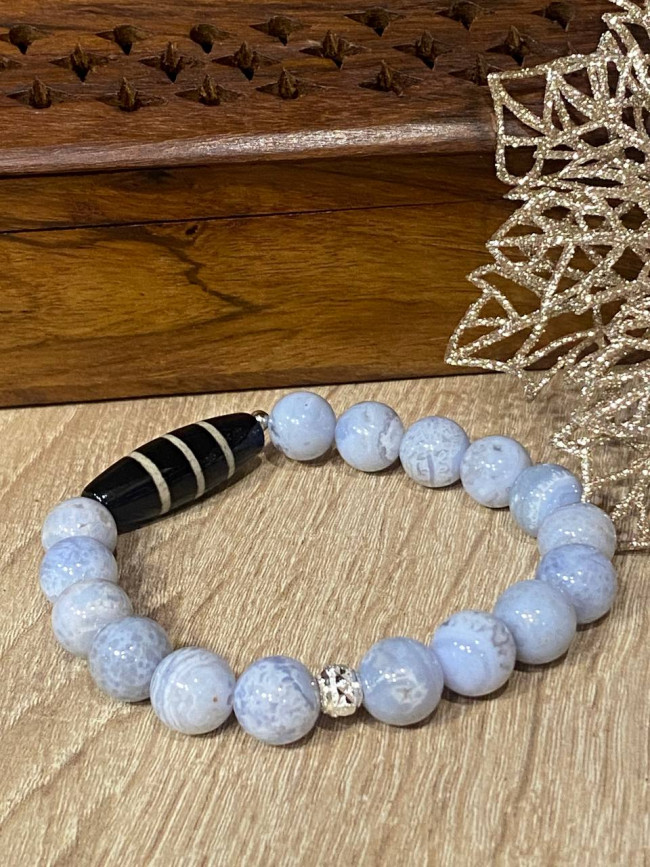 Бусина Дзи "Лёгкая жизнь " в браслете из голубого агата Бусина Дзи "Лёгкая жизнь " в браслете из голубого агата