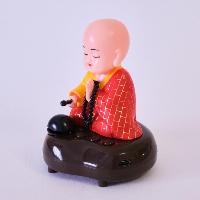 Маленький монах поющий мантры