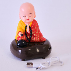 Маленький монах поющий мантры Маленький монах поющий мантры