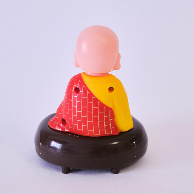 Маленький монах поющий мантры