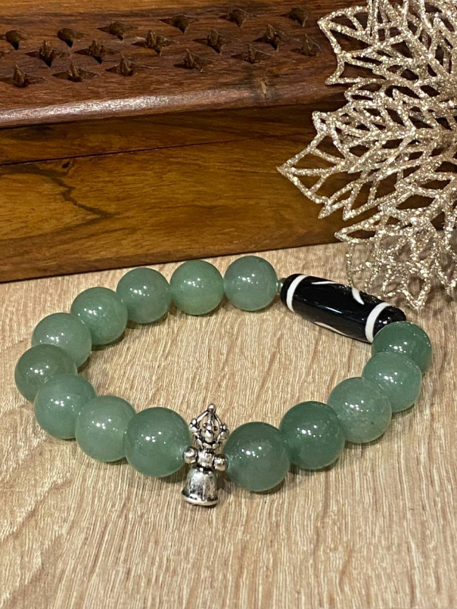 Бусина Дзи "Аристократ" в браслете из зелёного авантюрина Бусина Дзи "Аристократ" в браслете из зелёного авантюрина