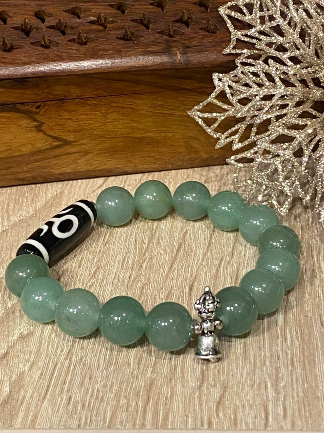 Бусина Дзи "Аристократ" в браслете из зелёного авантюрина Бусина Дзи "Аристократ" в браслете из зелёного авантюрина