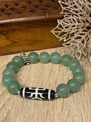 Бусина Дзи "Аристократ" в браслете из зелёного авантюрина