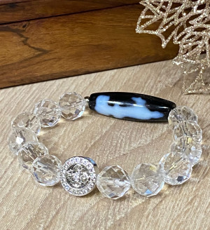 Бусина Дзи "Богиня Гуань Инь" в браслете из горного хрусталя ручной огранки с ваджрой