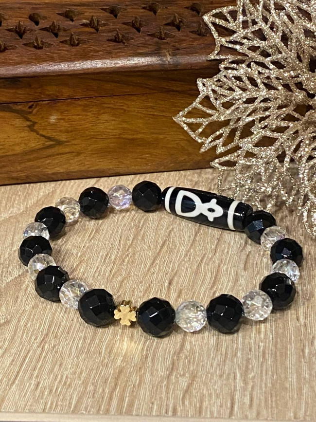 Бусина Дзи "Бог Богатства" в браслете их горного хрусталя и чёрного агата Бусина Дзи "Бог Богатства" в браслете их горного хрусталя и чёрного агата