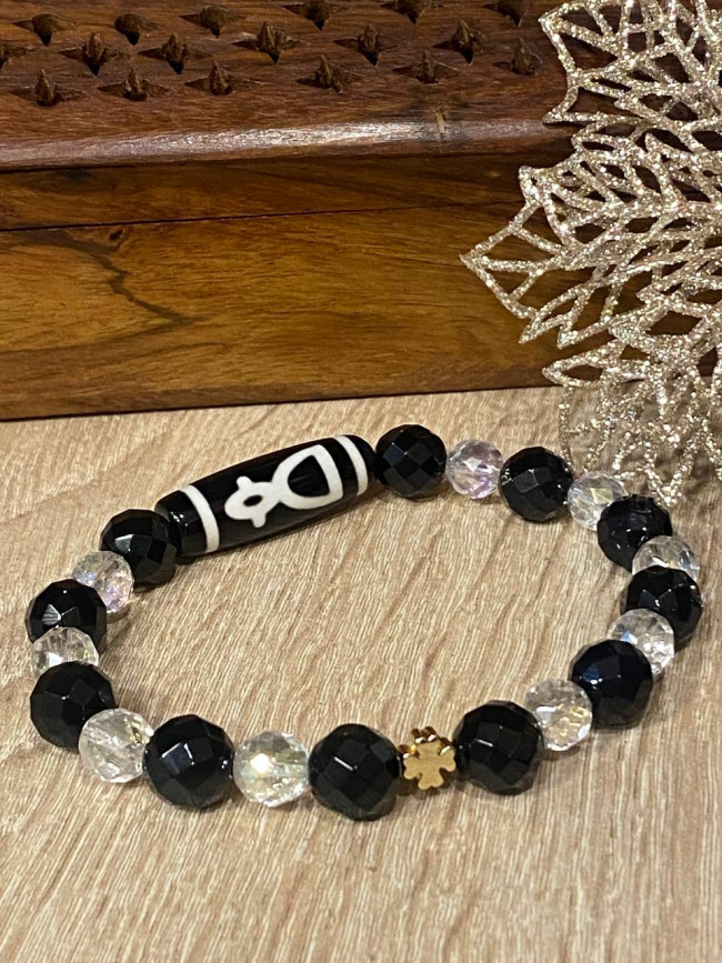 Бусина Дзи "Бог Богатства" в браслете их горного хрусталя и чёрного агата Бусина Дзи "Бог Богатства" в браслете их горного хрусталя и чёрного агата