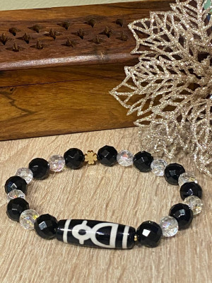 Бусина Дзи "Бог Богатства" в браслете их горного хрусталя и чёрного агата