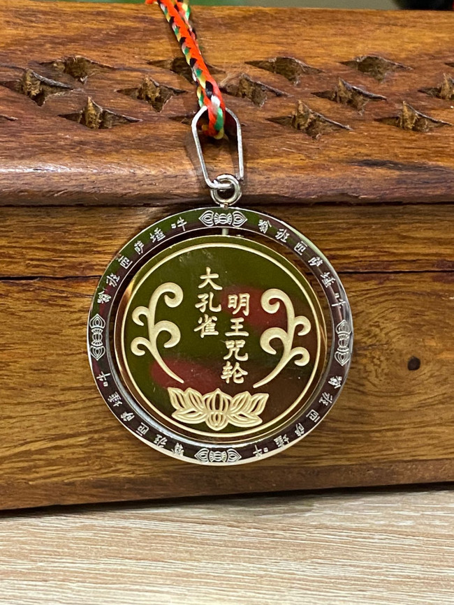 Подвеска с защитной мантрой