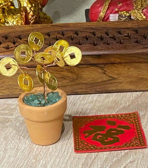 Денежное дерево с монетками в горшочке с нефритом на красном денежном коврике