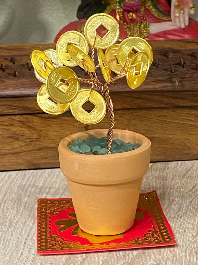 Денежное дерево с монетками в горшочке с нефритом на красном денежном коврике Денежное дерево с монетками в горшочке с нефритом на красном денежном коврике