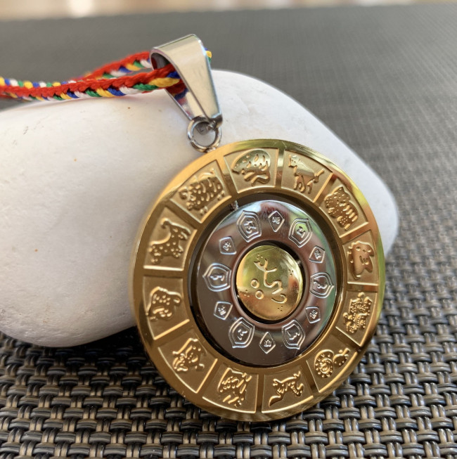 Подвеска с символами абсолютного процветания