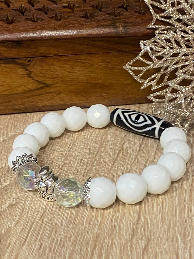 Бусина Дзи "Глаз Феникса" в браслете из белого агата