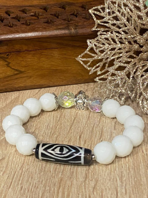 Бусина Дзи "Глаз Феникса" в браслете из белого агата