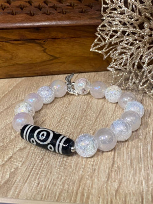 Бусина Дзи 13 глаз в браслете из перламутрового и сахарного кварца Бусина Дзи 13 глаз в браслете из перламутрового и сахарного кварца