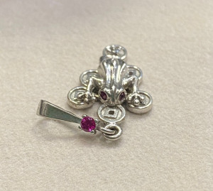 Подвеска трёхлапая жаба на монетах с рубином