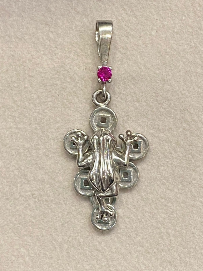 Подвеска трёхлапая жаба на монетах с рубином