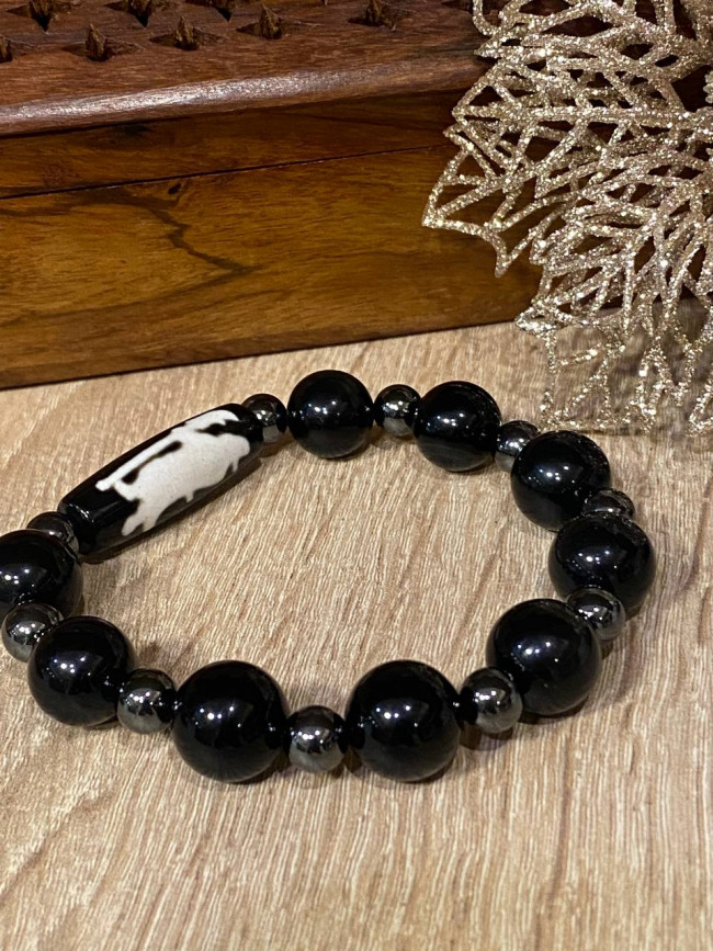 Бусина Дзи Куан Кунг в браслете из чёрного агата и гематита Бусина Дзи Куан Кунг в браслете из чёрного агата и гематита