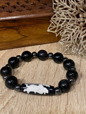 Бусина Дзи Куан Кунг в браслете из чёрного агата и гематита