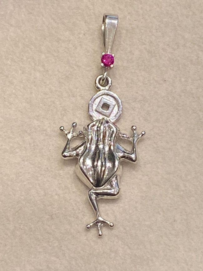 Подвеска трёхлапая жабка на монтах с рубином