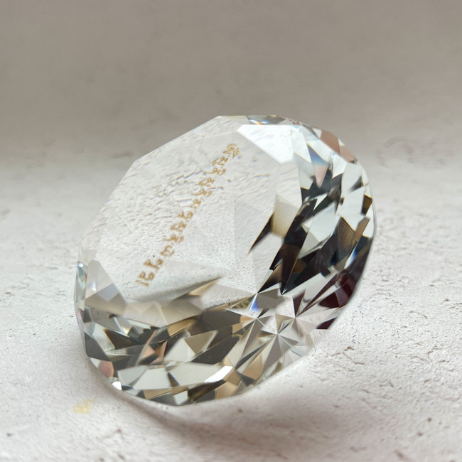 Белый кристалл с мантрой победы