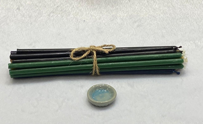 Свечи тонкие (18 шт) в наборе с подсвечником