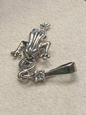 Подвеска трёхлапая жабка на монетах с фианитом