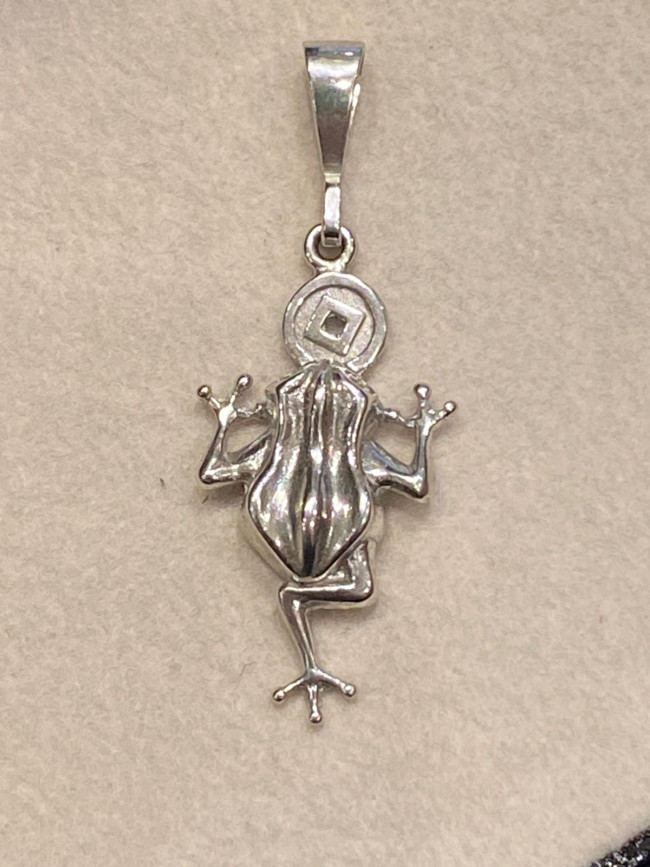 Подвеска трёхлапая жабка на монетах с фианитом Подвеска трёхлапая жабка на монетах с фианитом