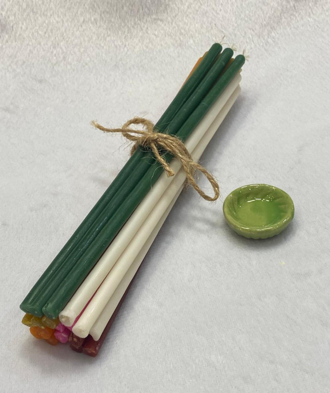 Тонкие свечи (18 шт) в наборе с подсвечником