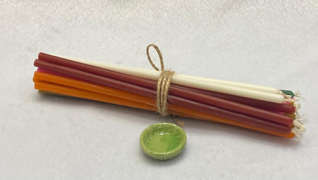 Тонкие свечи (18 шт) в наборе с подсвечником