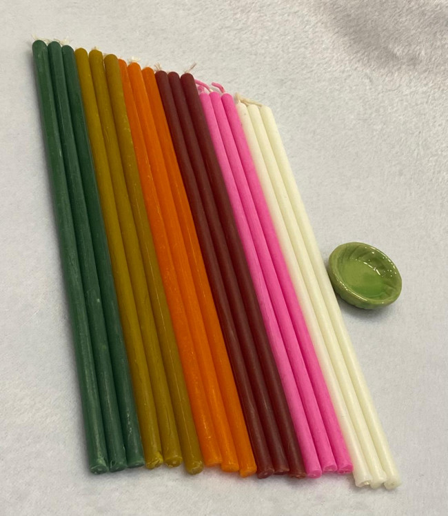 Тонкие свечи (18 шт) в наборе с подсвечником